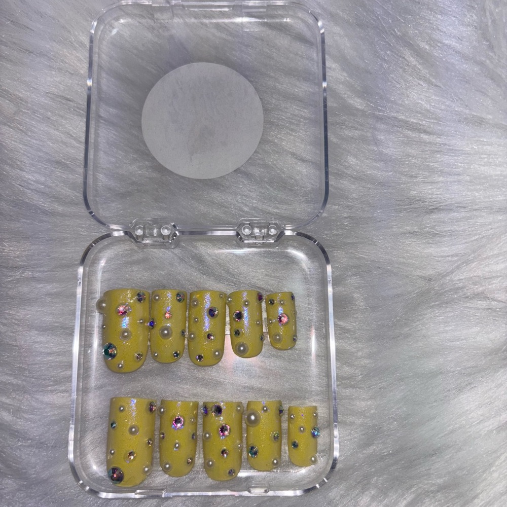 Yellow Rhinestone Embellished False Nails